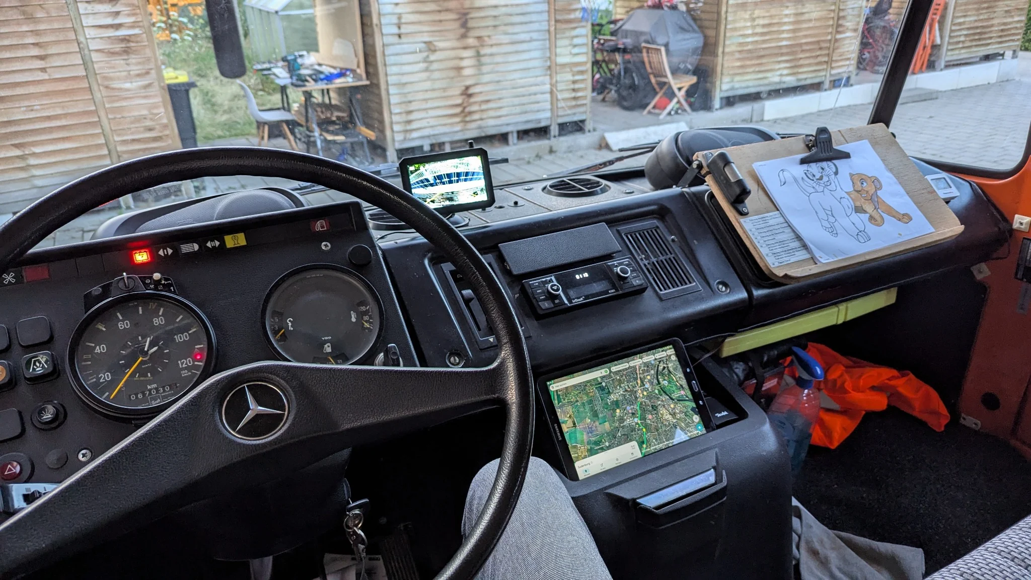 Fahrerhaus mit Mercedes-Lenkrad, Armaturen und Navigationsanzeigen