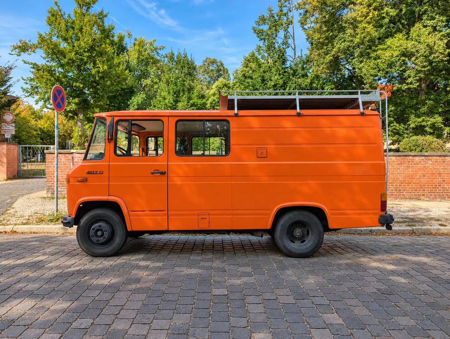 Orangefarbener Mercedes Düdo L 407 D in Seitenansicht